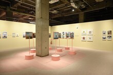 「ウェス・アンダーソンすぎる風景展 あなたのまわりは旅のヒントにあふれている」の様子。