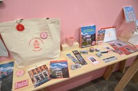 「ウェス・アンダーソンすぎる風景展 あなたのまわりは旅のヒントにあふれている」で販売されるグッズ。