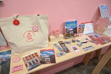 「ウェス・アンダーソンすぎる風景展 あなたのまわりは旅のヒントにあふれている」で販売されるグッズ。
