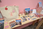 「ウェス・アンダーソンすぎる風景展 あなたのまわりは旅のヒントにあふれている」で販売されるグッズ。