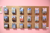 「ウェス・アンダーソンすぎる風景展 あなたのまわりは旅のヒントにあふれている」で販売されるステッカー。