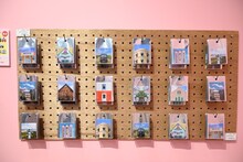 「ウェス・アンダーソンすぎる風景展 あなたのまわりは旅のヒントにあふれている」で販売されるステッカー。