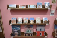 「ウェス・アンダーソンすぎる風景展 あなたのまわりは旅のヒントにあふれている」で販売されるポストカード（上）とファイル（下）。