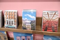 「ウェス・アンダーソンすぎる風景展 あなたのまわりは旅のヒントにあふれている」で販売されるポストカード。