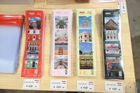 「ウェス・アンダーソンすぎる風景展 あなたのまわりは旅のヒントにあふれている」で販売されるフォトステッカー。