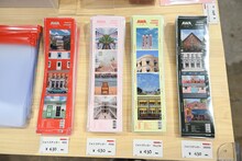 「ウェス・アンダーソンすぎる風景展 あなたのまわりは旅のヒントにあふれている」で販売されるフォトステッカー。