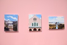 「ウェス・アンダーソンすぎる風景展 あなたのまわりは旅のヒントにあふれている」で販売されるアートパネル。