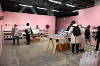 「ウェス・アンダーソンすぎる風景展 あなたのまわりは旅のヒントにあふれている」グッズ売り場の様子。