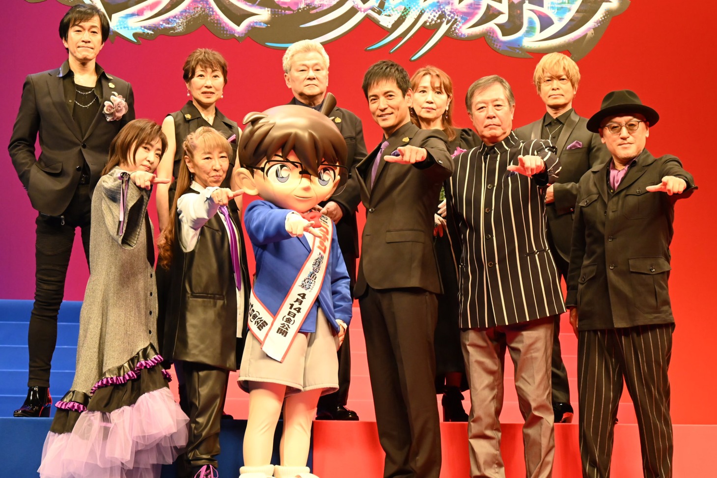 「名探偵コナン 黒鉄の魚影（サブマリン）」完成披露試写会の様子。前列左から林原めぐみ、高山みなみ、江戸川コナン、沢村一樹、堀之紀、立木文彦。後列左から小山力也、山崎和佳奈、池田秀一、小山茉美、古谷徹。