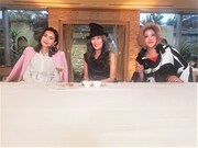 左から長谷川京子、萬田久子、IKKO。