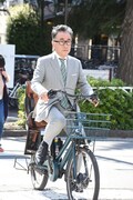 自転車に乗り、颯爽と会見場に現れた三谷幸喜。