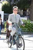 自転車に乗り、颯爽と会見場に現れた三谷幸喜。