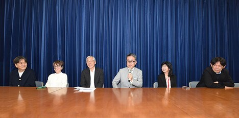 三谷幸喜（中央）と向田邦子賞の選考委員。