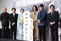 左から原田満生、池松壮亮、黒木華、寛一郎、佐藤浩市、阪本順治。