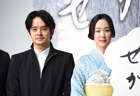 左から池松壮亮、黒木華。