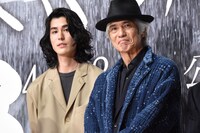 左から寛一郎、佐藤浩市。
