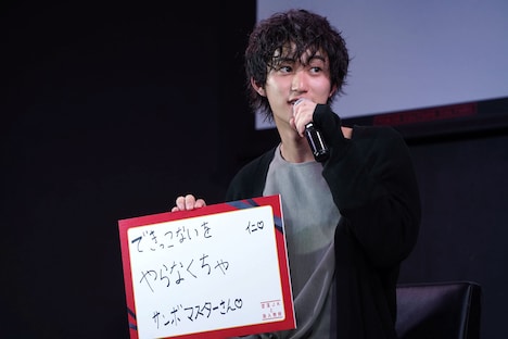 サンボマスターの「できっこないを やらなくちゃ」に背中を押されると熱弁する橋本涼。