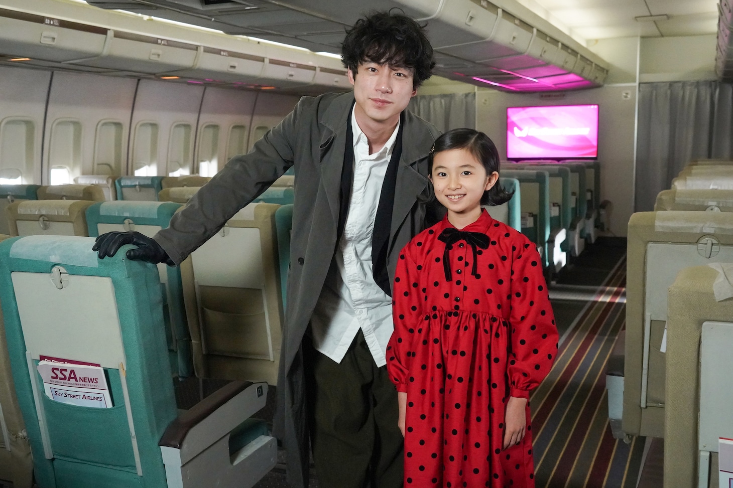 左から坂口健太郎、白山乃愛。