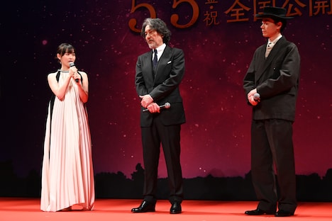 左から森七菜、役所広司、菅田将暉。