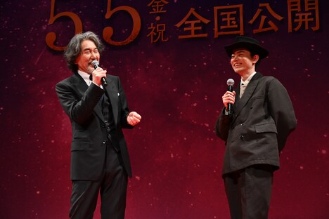 左から役所広司、菅田将暉。