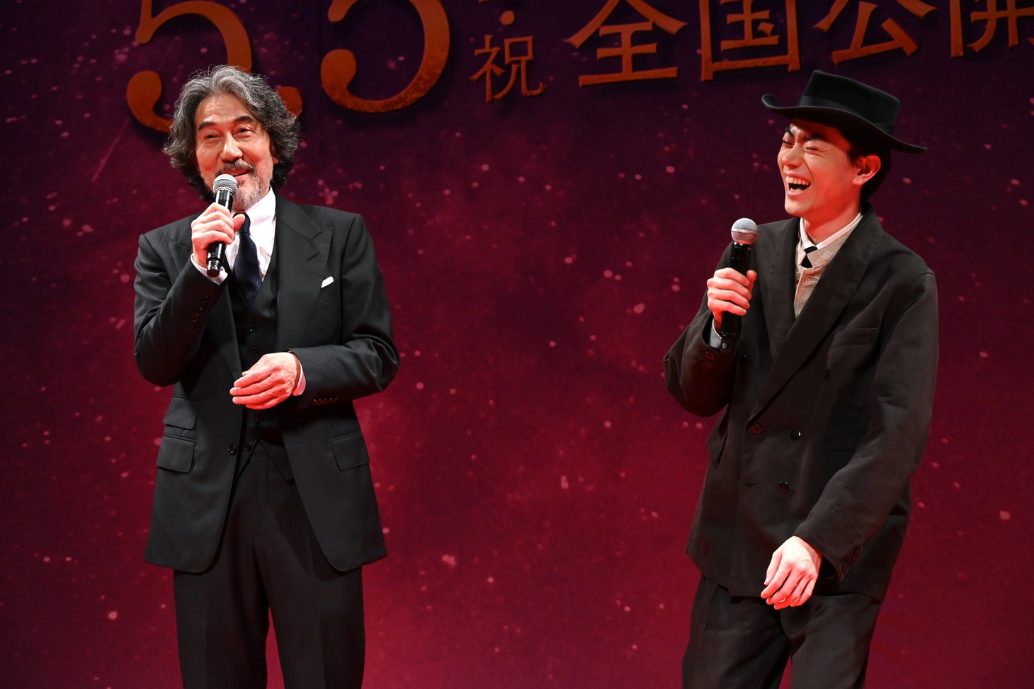左から役所広司、菅田将暉。