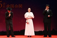左から菅田将暉、坂井真紀、豊田裕大。