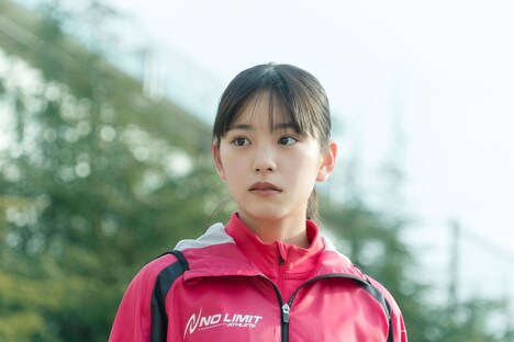 「水は海に向かって流れる」より、當真あみ演じる楓。