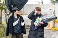 左から萩原利久、八木勇征。