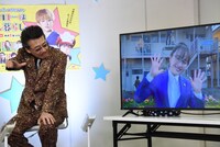 百田夏菜子からのメッセージ映像の締めに、ももいろクローバーZのポーズを決める生瀬勝久。