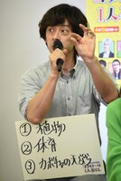 給食のカボチャの天ぷらがサイコロ状だったとアピールするも、賛同を得られず残念がる滝藤賢一。