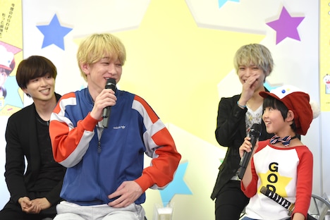 「瑛都に『2年前より明るくなった』と言われた」と話す横山裕（前列左）に、「それは今でも思います」と返す川原瑛都（前列右）。