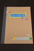 川原瑛都が報道陣へのおみやげとして装飾したノートの表紙。