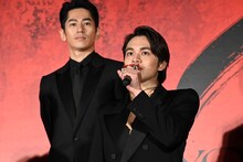 北村匠海（手前）、永山絢斗（奥）。