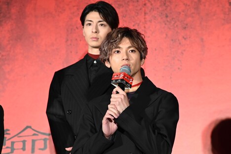 山田裕貴（手前）、高杉真宙（奥）。