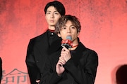 山田裕貴(手前)、高杉真宙(奥)。