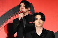 眞栄田郷敦（奥）、吉沢亮（手前）。