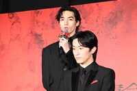 清水尋也（奥）、杉野遥亮（手前）。