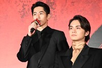 永山絢斗（奥）、北村匠海（手前）。