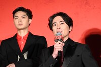 間宮祥太朗（手前）、磯村勇斗（奥）。