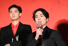 間宮祥太朗（手前）、磯村勇斗（奥）。