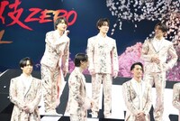 渡辺翔太（後列左から2人目）から詳細なネタバレが飛び出し、慌てて報道陣を口止めする佐久間大介（後列左端）。