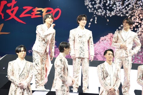 渡辺翔太（後列左から2人目）から詳細なネタバレが飛び出し、慌てて報道陣を口止めする佐久間大介（後列左端）。