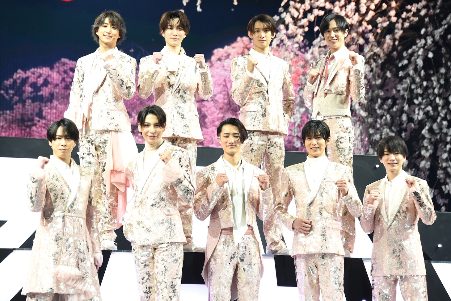 「滝沢歌舞伎ZERO FINAL」初日前会見の様子。前列左から宮舘涼太、ラウール、岩本照、目黒蓮、深澤辰哉。後列左から佐久間大介、渡辺翔太、向井康二、阿部亮平。