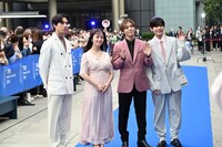 「王様に捧ぐ薬指」ブルーカーペットの様子。