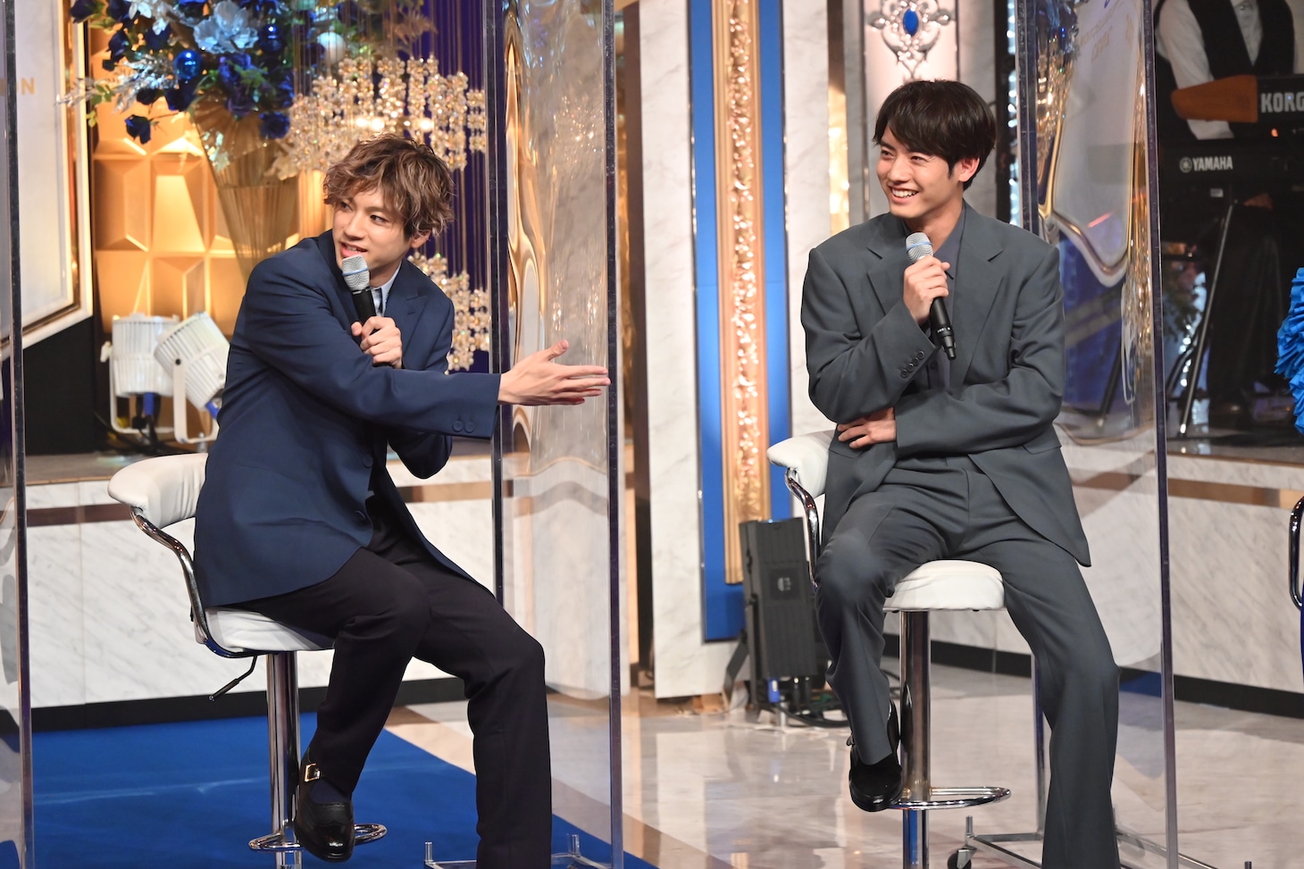 左から山田裕貴、赤楚衛二。