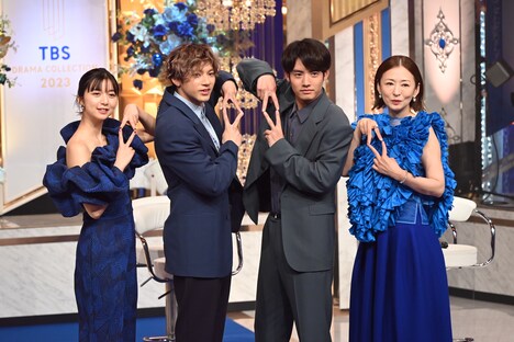 「赤楚くんが流行らせたいポーズ」を取るキャストたち。