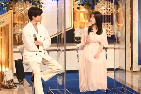 左から坂東龍汰、橋本環奈。