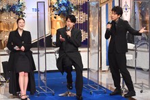 左から今田美桜、福山雅治、大泉洋。