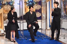 左から今田美桜、福山雅治、大泉洋。
