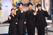 左から今田美桜、福山雅治、大泉洋、永瀬廉。